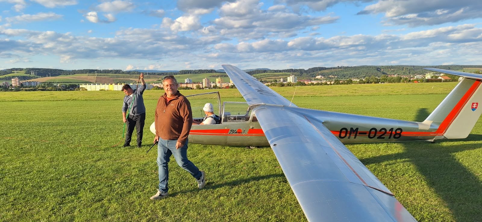 Príprava vetroňa L-23 Super Blaník OM-0218 na štart, pomocník drží vlečné lano