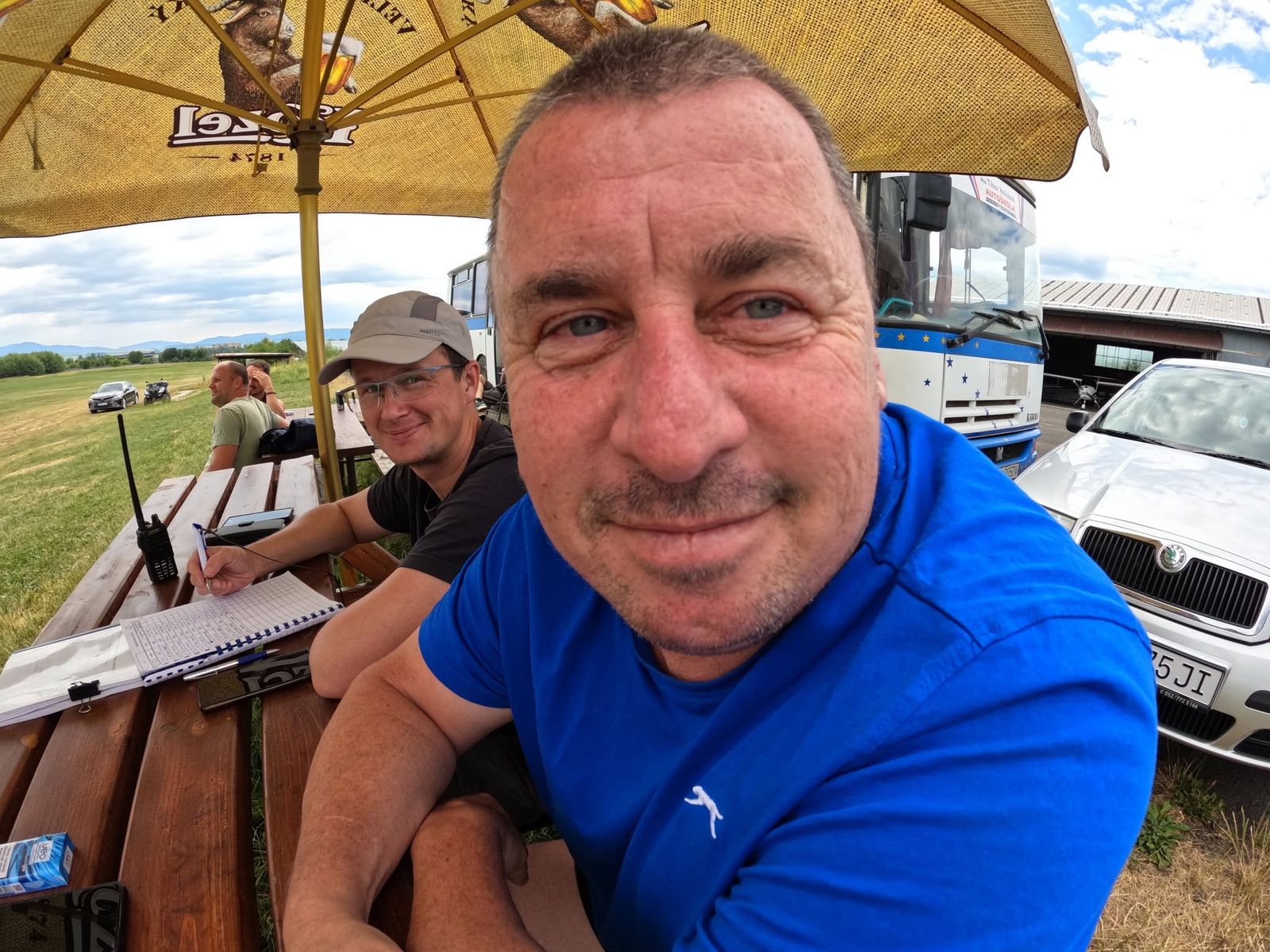 Časomerač so zápisníkom letov a rádiostanicou pri stole na letisku