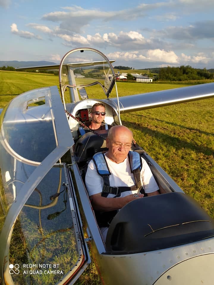 Dvojčlenná posádka v kabíne vetroňa pred štartom