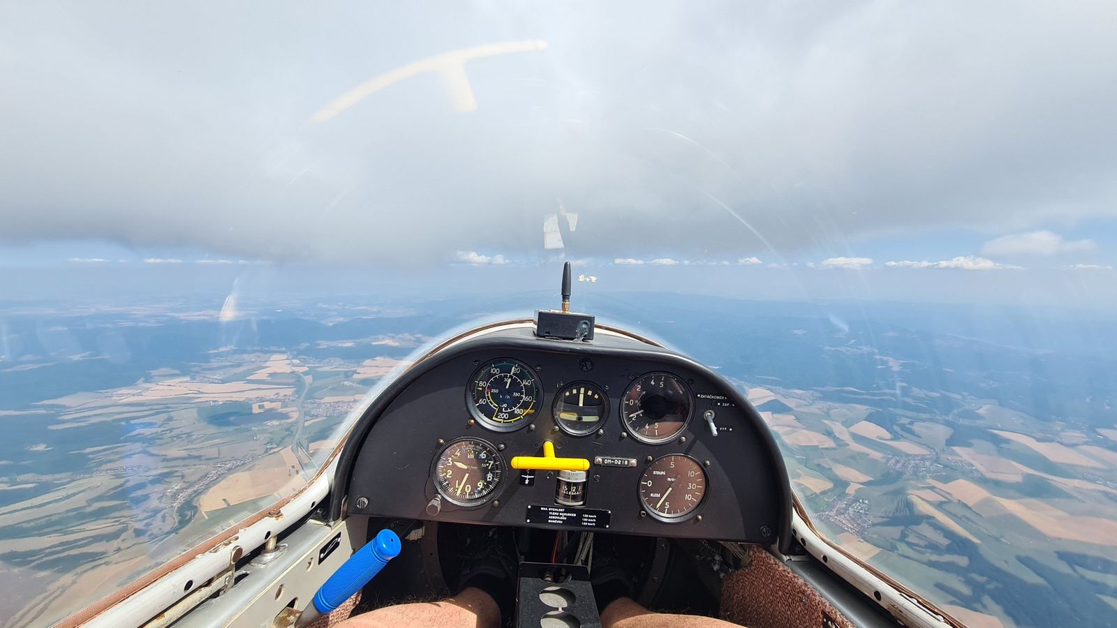 Prístrojová doska vetroňa L-23 Super Blaník OM-0218 počas letu pod oblakmi