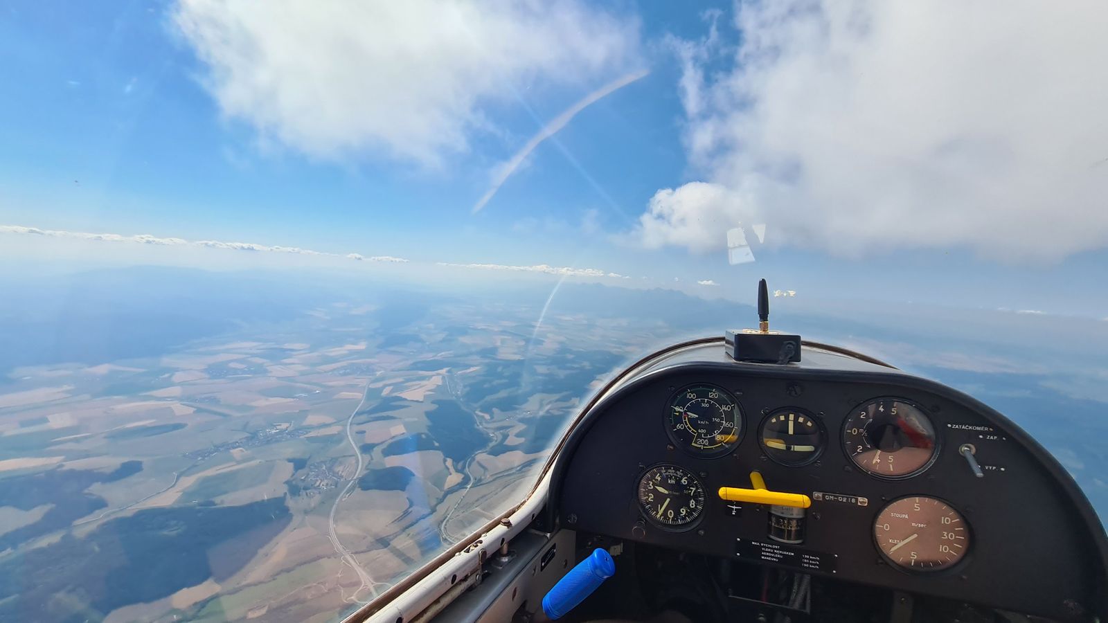 Pohľad z kabíny vetroňa Blaník na Vysoké Tatry