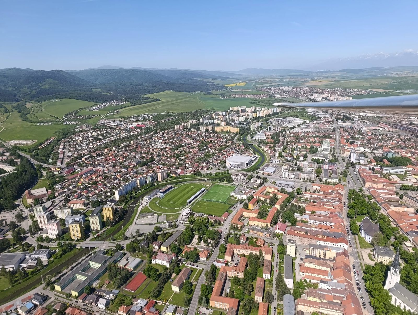 Spišská Nová Ves z výšky, v pozadí letisko