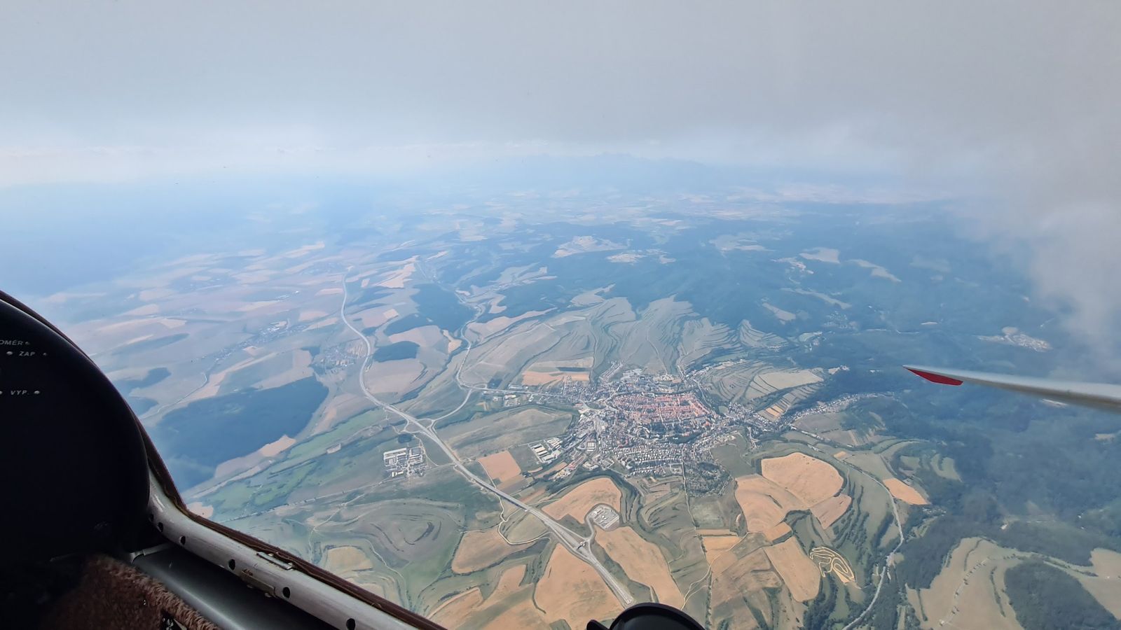 Historické mesto s červenými strechami a diaľnica pri pohľade z vetroňa