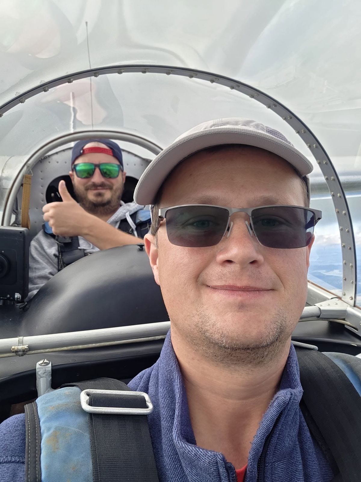 Dvaja piloti v kabíne vetroňa počas letu