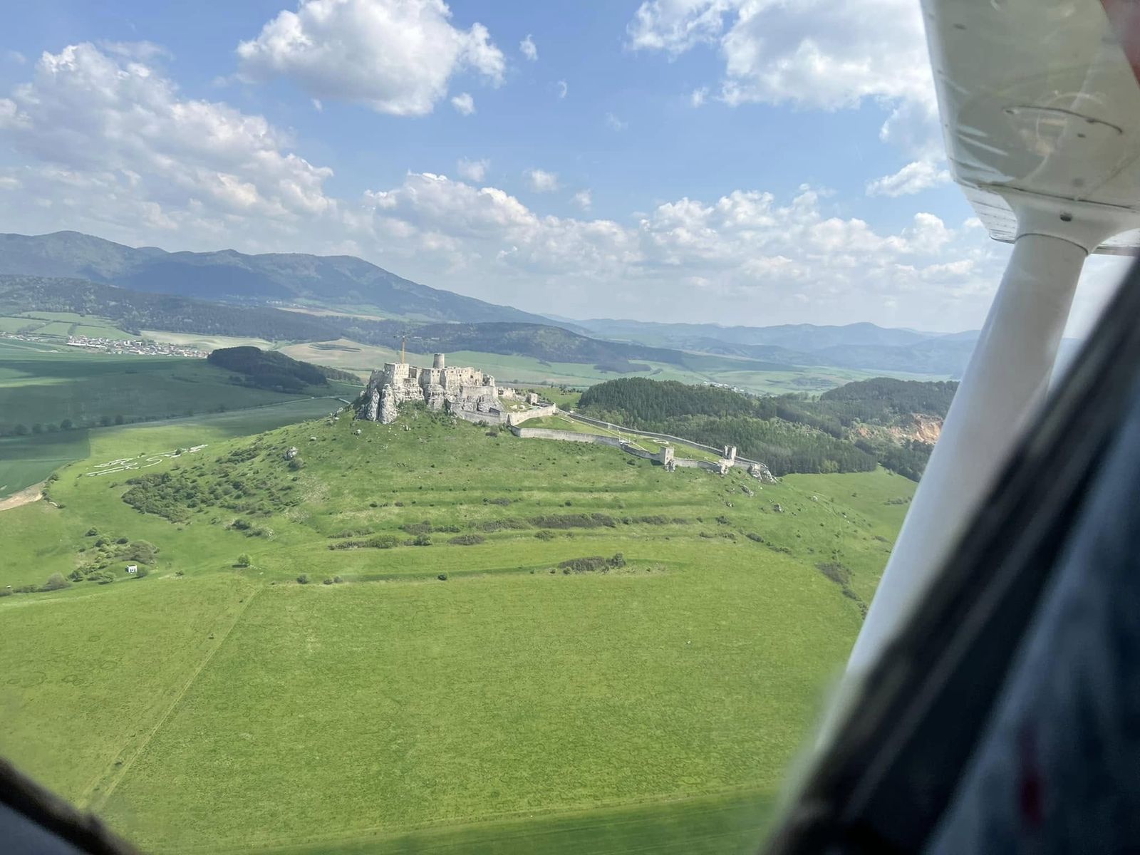 Spišský hrad na vápencovom brale pri pohľade z lietadla