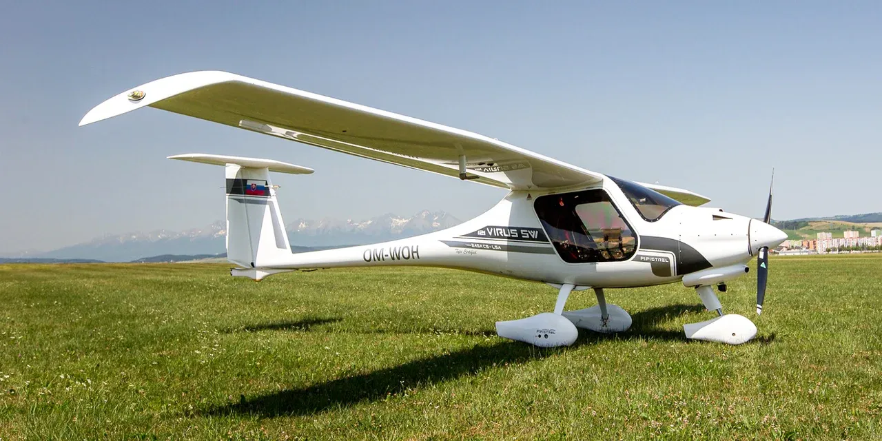 Pipistrel Virus SW OM-WOH na letisku, v pozadí Vysoké Tatry