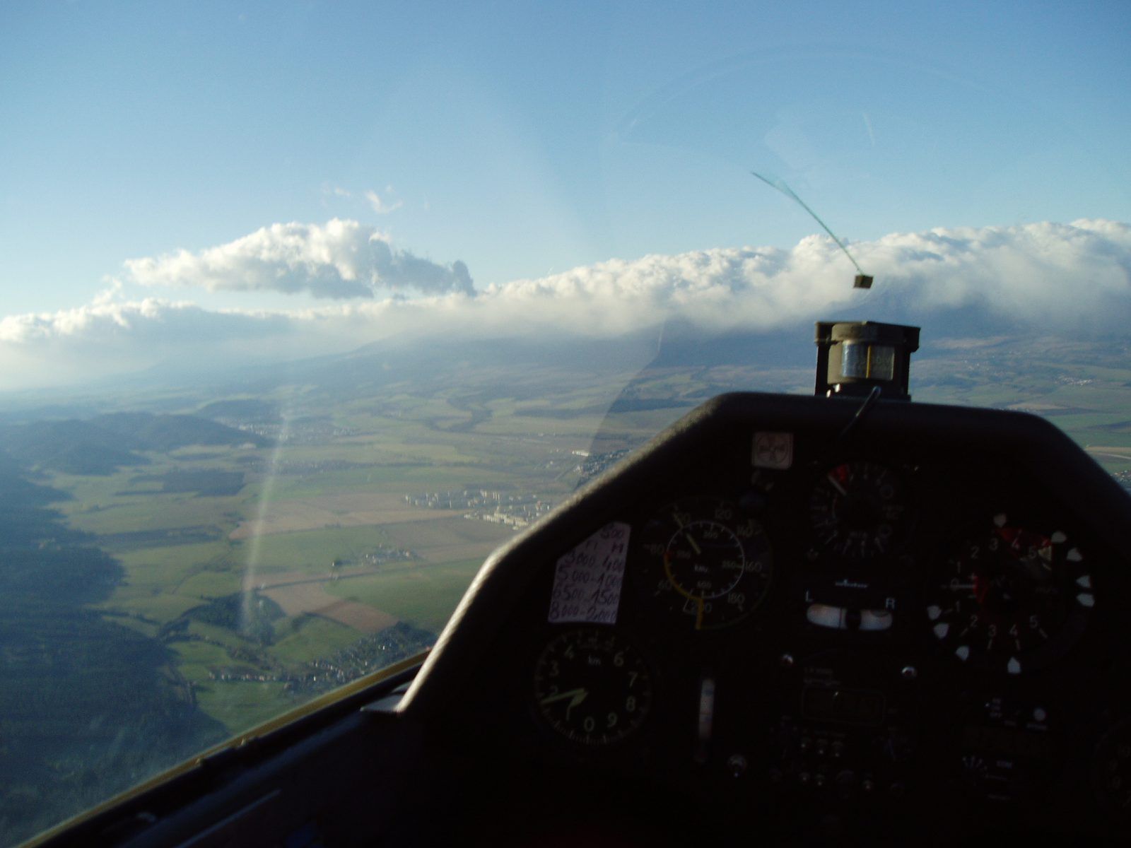 Kabína vetroňa pri lete popred rotorovú oblačnosť nad Spišom